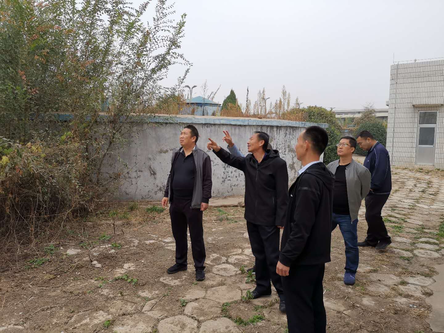 公司總經(jīng)理王建人在供水、污水生產(chǎn)一線開展風(fēng)險(xiǎn)隱患排查 (1).jpg